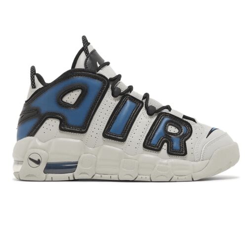 Nike Air More Uptempo (gs) gyerek sneaker, oldalnézet, fehér kék 'AIR' felirattal, vastag talppal, fehér háttéren
