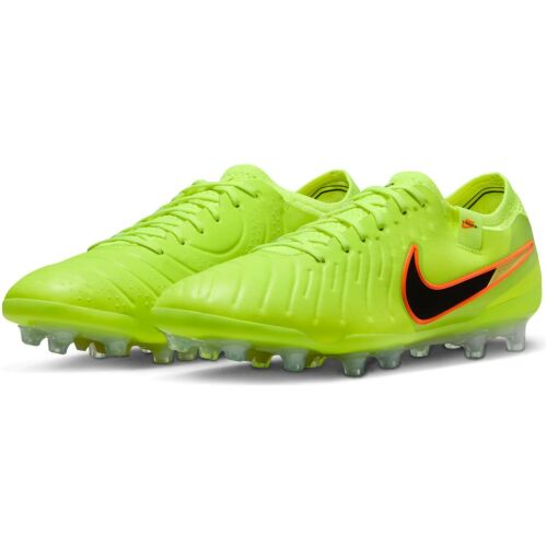 Nike Tiempo Legend 10 Elite AG-Pro focicipő pár elölről ferdén nézve, Volt színben fekete és narancssárga Nike pipával 