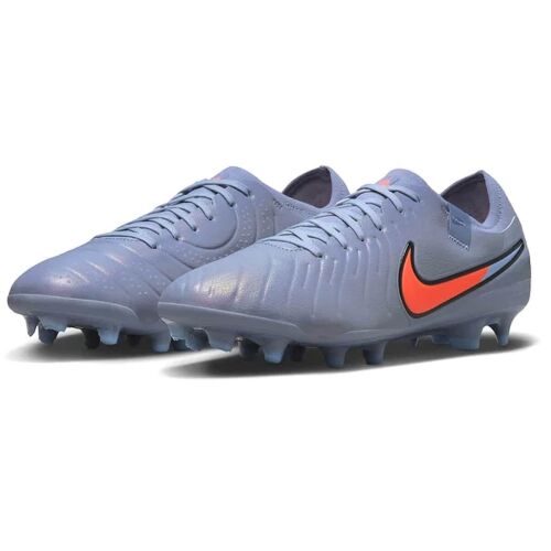 Egy pár Nike Tiempo Legend 10 Pro FG focicipő kékesfekete színben, szögből, 3/4-es elölnézetből, fehér háttérrel - Férfi sportcipő