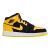 Nike Air Jordan 1 MID SE (GS) fekete és varsity maize színben, oldalnézetből, fehér alapon. Ikonikus gyerek sneaker mindennapi viseletre.