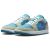 Két Nike Air Jordan 1 Low SE sneaker, ferde elölnézet a kék orr résszel és szürke velúr borítással