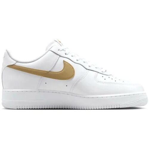 Háromnegyedes nézet a fehér Nike Air Force 1 '07 sneakerről, fém arany Nike pipával, szögből fotózva, egyszerű fehér háttéren - Divat és öltözködés