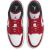 Nike Air Jordan 1 Low sneakerek felülnézete, piros fűzőkkel, Jumpman logóval a nyelven és a belső talp részleteivel