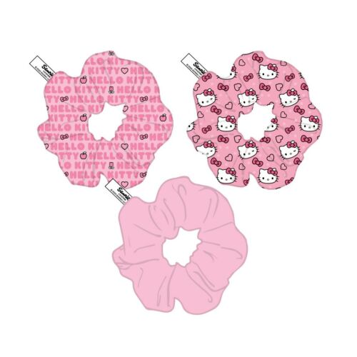 Három különálló Hello Kitty hajgumi külön-külön elrendezve fehér háttéren: egy egyszínű rózsaszín, egy rózsaszín Hello Kitty arcokkal és masnikkal, és egy rózsaszín 'Hello Kitty' felirattal és szívekkel. - Hajgumi