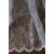 Közeli felvétel a Kész függöny Verona fehér Havas virág 500x250cm alsó széléről és fehér virágos Jacquard mintájáról, bemutatva a finom részleteket és a hullámos szegélyt.