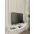 Leppo Tv Stand White 135 cm, UnicUtil Cozy Look lebegő, falra szerelhető TV konzol minimalista nappali környezetben, nagyméretű TV-vel és dekorációs tárgyakkal
