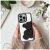 Kézben tartott TEDDY BEAR csillogó telefontok iPhone 17 Air készülékhez modern irodai vagy otthoni környezetben laptoppal és fehér virágokkal