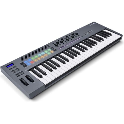 Novation FLKey 49 USB MIDI kontroller, ferde nézet a fekete 49 billentyűs billentyűzetről különféle vezérlőkkel és csatlakozókkal - Szintetizátor