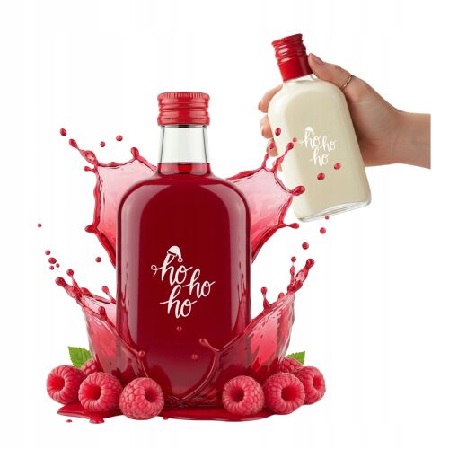 Összetett kép, amelyen egy 200 ml-es karácsonyi 'Ho Ho Ho' üvegpalack látható, vörös folyadékkal töltve, málnával és fröccsenésekkel körülvéve, egy másik üveg pedig kézben tartva fehér folyadékot önt a jobb felső sarokban. - Üvegpalack