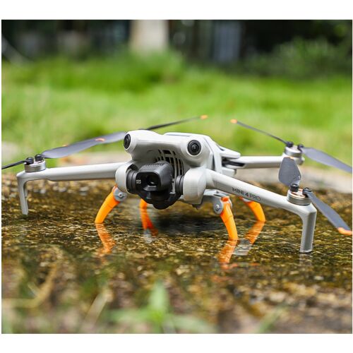 DJI Mini 4 Pro drón narancssárga összecsukható leszállólábakkal nedves sziklán pihenve, bemutatva a durva és nedves felületek elleni védelmet - Drón kiegészítő
