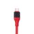 Közeli elölnézet a piros USB 3.1 C típusú csatlakozóról a HDMI adapteren, fehér háttérrel.