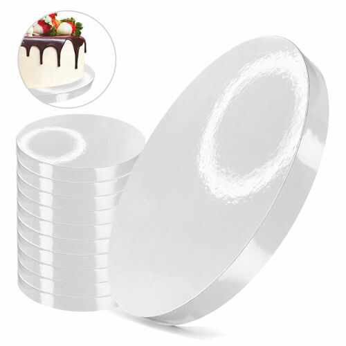 Brand4Cake Prémium 28 cm fehér tortalapok halmaza, egy tortaképpel, bemutatva a terméket 10 darabos szettben cukrászok számára. - Sütemény alátét