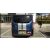 Ford Transit Custom furgon króm csomagtérajtó díszléccel felszerelve, hátsó nézet egy parkolóban, kiemelve a díszcsíkot a csomagtartón.