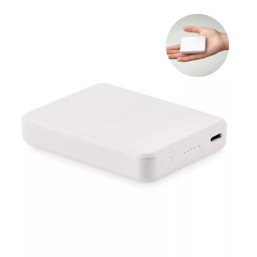 Fehér 5000 mAh powerbank betéttel, amely a kompakt méretét mutatja kézben, fehér háttéren - Telefon