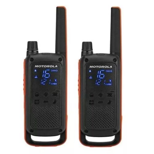 Két Motorola Talkabout T82 walkie talkie fehér háttér előtt, rejtett kijelzővel, 16-os főcsatornával és 121-es alcsatornával, IPX4 időjárásálló kivitelben, beépített LED lámpával szabadtéri kalandokhoz és megbízható kommunikációhoz - Adó-vevő