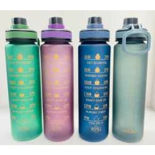 Négy darab KULACS 900ml műanyag kulacs zöld, lila, kék és átlátszó színekben, motivációs időjelzésekkel a hidratáltság követéséhez, fehér háttér előtt. - Kulacs