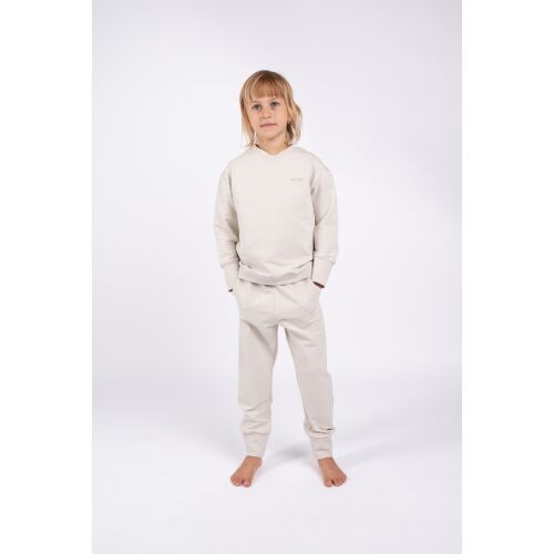 Gyermek Moniel Basic Light Beige növekvő melegítőben állva fehér háttér előtt, bemutatva a teljes szettet és a sokoldalú kialakítást. - Baba és gyerek divat
