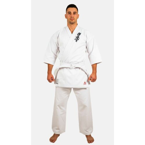 Kyokushin Shoshin ARMOR fehér karate kimonó elölnézete egy férfin, a mellkason Kyokushin hímzéssel - Harcművészeti ruházat