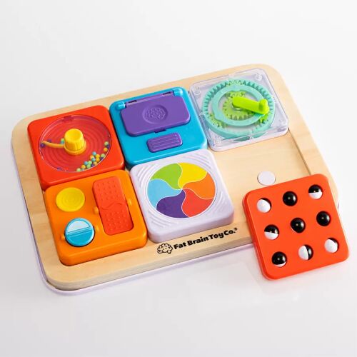 Play Tab Essential érzékszervi tevékenységtábla a Fat Brain Toys-tól különböző színes modulokkal, fehér háttéren, ferde nézet - Baba és tipegő