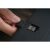 Kéz helyezi be az 8BitDo USB vezeték nélküli adaptert a Retro mechanikus billentyűzetbe