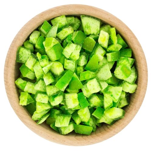 Felülnézet élénkzöld kandírozott pomelo kockákról fa tálban, nassolásra vagy sütésre készen - Aszalt és szárított gyümölcs