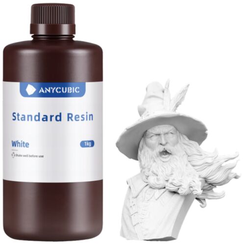 Anycubic Standard Fehér UV Gyanta 1kg flakon egy rendkívül részletes 3D nyomtatott fehér varázsló mellszobor mellett, bemutatva a gyanta nyomtatási minőségét és sokoldalúságát - 3D nyomtató kellékanyag