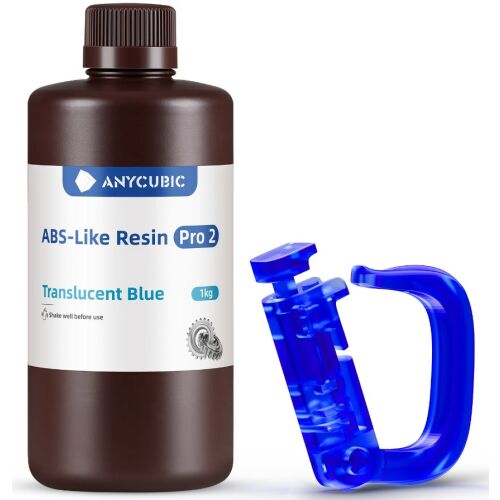 Anycubic ABS-Like Resin Pro 2 áttetsző kék 1kg-os flakon egy kék 3D nyomtatott karabiner mellett, bemutatva a terméket és egy nyomtatott mintát - 3D nyomtató kellékanyag