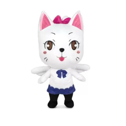 Fairy Tail Carla plüssfigura 32 cm, fehér macska karakter rózsaszín masnival, kék ruhában és szárnyakkal, fehér háttér előtt állva 