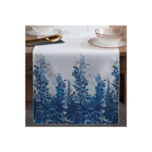 Ines kék virágos fehér terítő 40x140 cm egy fa asztalon, étkészlettel díszítve 