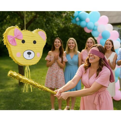 Baráti társaság játszik Teddy maci pinátával egy szabadtéri partin, egy bekötött szemű személy éppen készül megütni - Party dekoráció