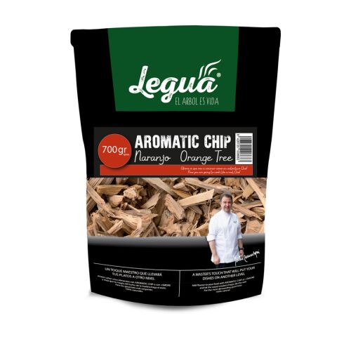 Legua narancsfa füstölő chips 700g, fekete csomagolás zöld és narancs címkékkel, benne faforgáccsal és egy séffel - Grillsütő kiegészítő