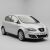 Ezüst Seat Altea MPV Facelift autó stúdióban parkolva, bemutatva a kompatibilis autótípust a TEAMCAR autószőnyegekhez