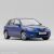Kék Mazda 3 BK Facelift 5 ajtós hatchback autó sima háttér előtt, elölről 3/4-es nézetből, bemutatva a jármű kompatibilitását a TEAMCAR autószőnyegekkel