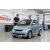 TeamCar technikus szerel ablaktörlő lapátokat egy Smart Fortwo Cabrio 451 2007-2015 típusú autóra egy professzionális garázsban