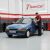 Szerelő szerel fel TeamCar ablaktörlő lapátokat egy kék Ford Fiesta Gen III Hatchbackre egy garázsban