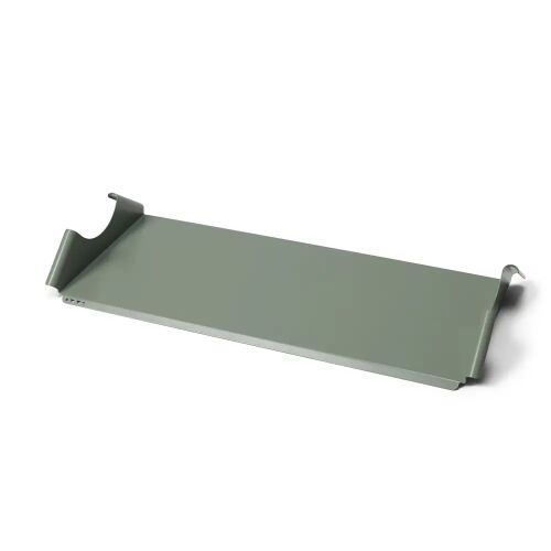 Pedestal Moon Tray polc, 78x33 cm, zsálya zöld, szögből nézve fehér háttéren, kiemelve elegáns designját és ívelt éleit 