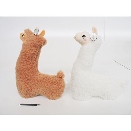 AST. PLÜSH ALPACA, két 50 cm-es lapos plüss alpaka, egy barna és egy fehér, egymás mellett kiállítva, tollal a méretezéshez, fehér háttéren - Plüss