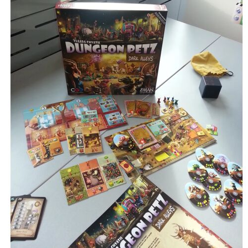 Dungeon Petz: Sötét sikátorok társasjáték kibontva, játéktáblával, kártyákkal és játékfigurákkal egy asztalon - Társasjáték