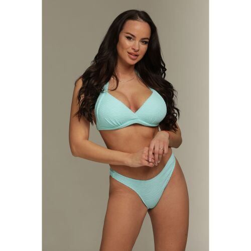 Nő menta színű piramis push-up háromszög bikini felsőben és brazil alsóban, elölnézetből, D kosármérethez, kényelmes illeszkedést és dekoltázst mutatva 