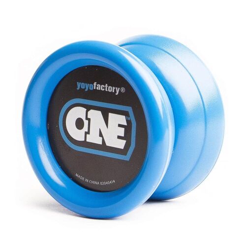 YoYoFactory One yo-yo kék színben, szögből nézve, 'ONE' logóval fehér háttéren - Pörgettyűs játék