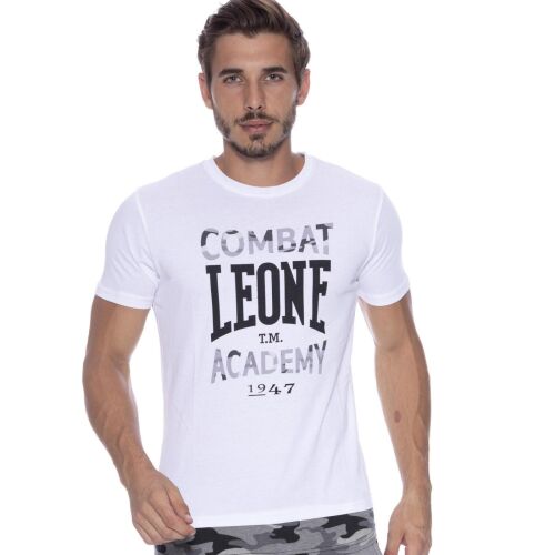 Leone Academy fehér férfi póló elölnézete 'COMBAT LEONE ACADEMY 1947' felirattal, egy férfin viselve, harcművészeti ruházat stílusban. 