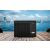 Fairland Inverter Plus IPHCR 40 medence hőszivattyú fa teraszon víz mellett, városképpel, kültéri medencés használatot illusztrálva