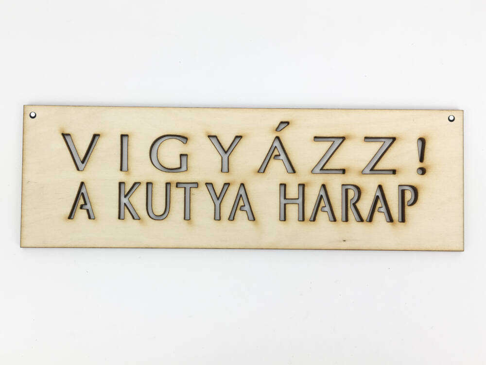 Natúr fa - "VIGYÁZZ! A KUTYA HARAP" tábla