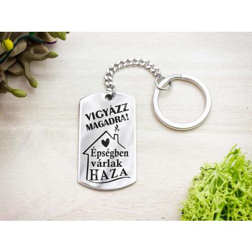 Acél kulcstartó gravírozott felirattal: 'Vigyázz magadra! Épségben várlak haza' - tökéletes ajándék szeretteidnek