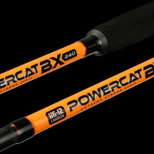 Közelkép a NEVIS Powercat BX 2.40m botról márka és modell részletekkel, karbon anyag feltüntetve - Harcsázó bot