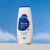 NIVEA Derma Control Defend 250ml tusfürdő tiszta hialuronnal és B5 provitaminnal, kék ég háttéren, kiemelve frissítő tulajdonságait.