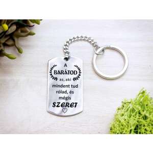 Acél kulcstartó "A barátód, az, aki mindent tud rólad, és mégis szeret" felirattal - Ajándék kulcstartó