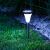 Patio napelemes lámpa 7x7x33 cm, LED napelemes kerti lámpa, amely megvilágítja a zöld füvön átvezető ösvényt alkonyatkor