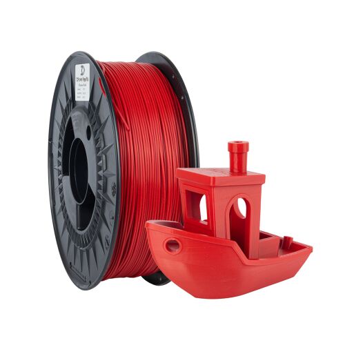 3DPower Hyper Speed PLA filament (lángpiros, 1kg) egy 3D nyomtatott piros teszthajó (Benchy) mellett, bemutatva a terméket és az eredményt - 3D nyomtató kellékanyag