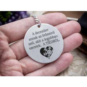 Acél kulcstartó gravírozott szívvel és hópehellyel, 'A december annak az öröméről szól, akit a legjobban szeretek. A Tiedről.' felirattal - Ajándék kulcstartó